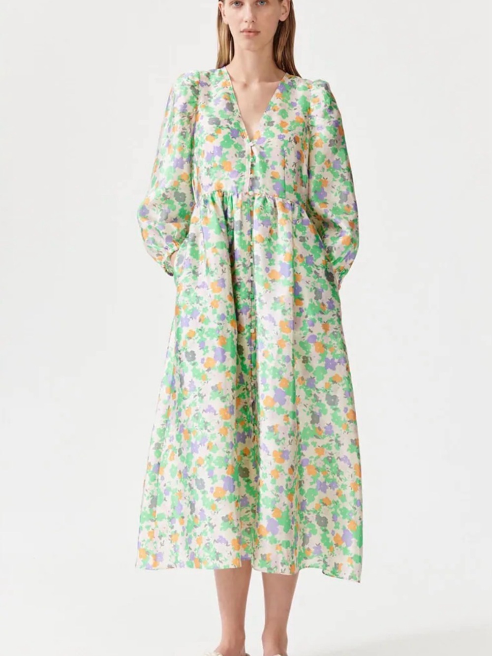 Baum und pferdgarten Floral V-Neck Midi Dress in Pastel Green
